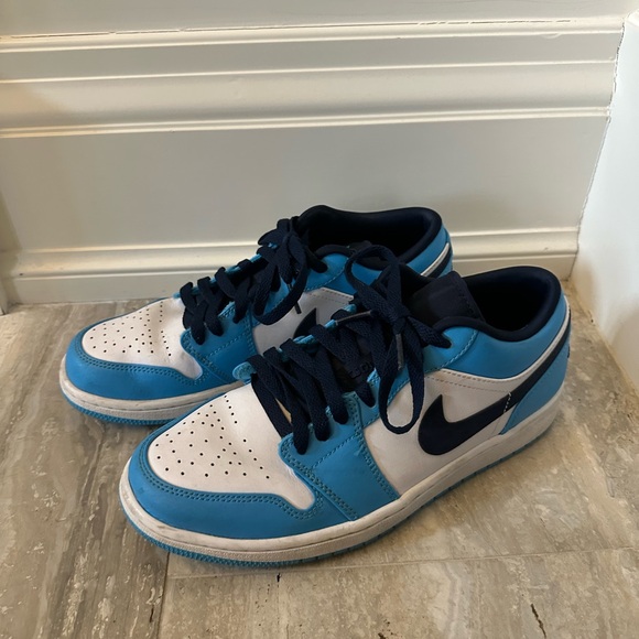 Air Jordan 1 Low in University Blue - Picture 2 of 7